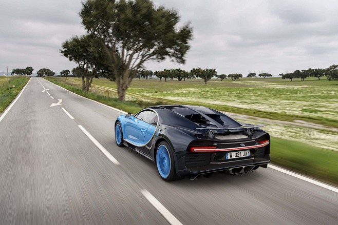 Bugatti-Chiron-rear-...