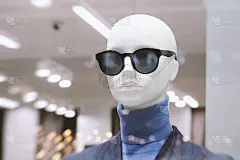 模特的头。购物中心的精品店。店面。出售。