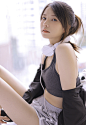 穿着运动吊带小背心短裤听音乐的马尾辫清新美少女显蛮腰美腿私房图片 - 搜优图片网