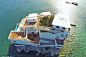 加勒比海的一块岩石上有座旅馆，游客只能乘坐直升飞机或船前往，真的打开房门四面都是大海。