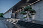 义乌国深都会文澜 现代 展示区景观 主入口 雕塑 景观亭 花池 景墙 植物 SED新西林景观国际，拥有国家高新技术企业资质，国家风景园林工程设计专项甲级资质，业务范围：景观都市环境设计、住宅及社区景观设计、商业地产景观设计、养老地产及产业园区景观设计、酒店及度假景观设计、城市规划景观设计