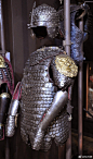 #甲胄# 
       一套鳞甲护具，包括身甲，护腕以及头盔，通长72cm，全重22Kg，时代为公元17世纪到公元18世纪初期。
       这套护具产自波兰，原为Radziwills集藏中的一件器物，现藏于华沙的波兰陆军博物馆（Museum of the Polish Army）。 ​​​​