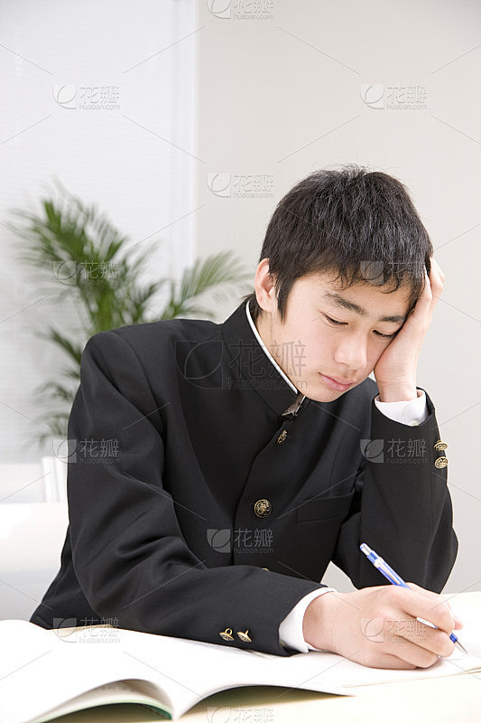 男子初中生在学院学习