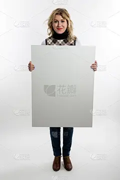 金发女人拿着白色背景上的白色名片
