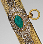 工艺 | 刀具，奢华珠宝，馆藏品。
佩剑与刀鞘。这把剑可能是由一位宫廷珠宝商组装而成，使用了十七世纪的伊朗刀片，十八世纪的印度玉石手柄。剑鞘顶部附近的祖母绿打开，露出一个秘密隔间，内有一枚金币，上面刻着16世纪最强大的奥斯曼帝国统治者苏莱曼（1494-1566）的名字。祖母绿的下面刻有"Accordin ​​​​...展开全文c