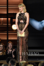 泰勒·史薇芙特 (Taylor Swift) 亮相2016年第50届美国乡村音乐奖颁奖典礼现场礼服：朱利安·麦克唐纳德 (Julien Macdonald) 鞋：斯图尔特·韦茨曼 (Stuart Weitzman)