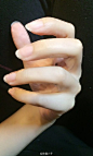 现在推特上的热门话题：女孩子也来晒晒你的手吧~手控已经要把持不住了_:(´ཀ`」 ∠):_