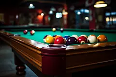 桌上不同颜色的台球摄影图片