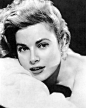 格蕾丝·凯利- 她是影史上最昂贵的女人，也如她的名字一样是优雅的代名词。26岁息影的她一生的定义是：美，就是女人与男人的童话。1952年和即将成为明星的的加里·库珀及劳埃德·布里奇斯合演了著名西部片《正午》。到1955年凯莉在希区柯克的电影《捉贼记》中和加里·格兰特合作。1956年她出演了《天鹅》和音乐喜剧片《上流社会》，后者公映后票房极好，也成为了凯莉的最后一部影片。稍后凯莉邂逅，相恋并最终嫁给了摩纳哥王子瑞尼三世，他们的婚礼排场盛大，成为二十世纪最为人称道的婚礼之一。