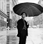 .年轻时候的坂本龙一，一张完全糊掉的照片，街头，雨伞。