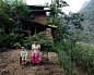 陕西省旬阳县石坪村，吴会琴和两岁的儿子在家附近的空地上（8月30日摄）。吴会琴的丈夫外出打工