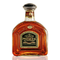 尊尼获加<尊爵>威士忌 JOHNNIE WALKER PREMIER 
　　严选28种在雪莉及波本橡木桶储存成熟中，口感最香醇、年份最完美的威士忌基酒来加以调和。其风味平顺圆融，充分表现出苏格兰各地各酿风味且及其大成。