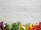 白色木质地板与蔬菜组合高清图片