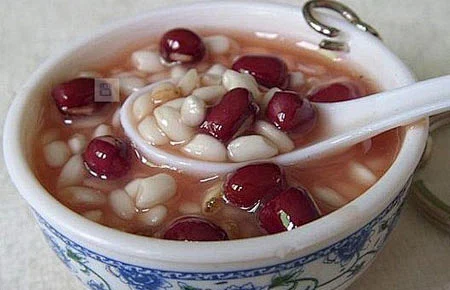 瘦身餐　薏米赤小豆粥
功效：减肥瘦身　去水肿　
原料：赤小豆50克；薏米100克；
调料：白糖适量；
步骤与做法：
1、先将赤小豆浸泡半日，与薏苡仁共煮粥，赤小豆煮烂后，加白糖少许。
2、熬此粥如果想起到祛湿效果最好不要加大米，因为大米长在水里，含有湿气，湿性黏稠，所以大米一熬就稠了。赤小豆和薏米都是祛湿的，本身不含湿，所以它们怎么熬都不稠，汤很清。中医恰恰是利用了它这种清的性质，来把人体的湿给除掉，一旦加进去大米，就等于加进去了湿气，所以整个粥就稠了。虽然味道可能更好了，但对于养生来说并非好