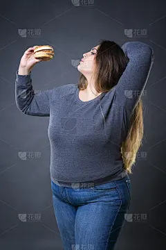 大尺寸模特与汉堡，xxl女人吃汉堡