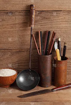 中式餐具在中餐馆里留白一段文字