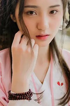 　　春去春又回，花谢花又开。尘世的故事每一天都在上演着悲欢离合，相似的故事不同的主角，导演还是我们每一个自己。其实，人生这部戏，结局早已明了，只是每个人的心态不同而已。人生天地间，忽如远行客。要知道，你拥有的今天弥足珍贵，因为逝去的昨天已一去不复返。