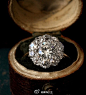 一枚1900年的爱德华集群钻石订婚戒指，