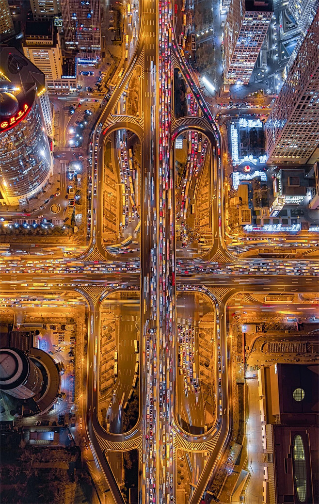 在空间有限的城市中往往多见扁形的苜蓿叶式立交下图为北京国贸立交