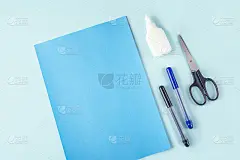 DIY和孩子的创造力。一步一步讲解:如何用纸做鲨鱼。第一步准备工具:剪刀、胶水、彩纸。儿童手工作坊