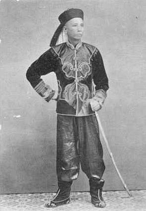 中国清朝官员，大约1900年。士兵们身着...
