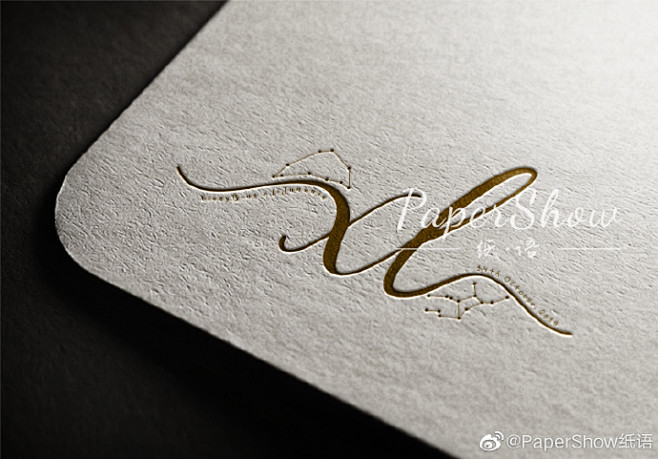 每次为新人设计婚礼logo
都能听到一段...