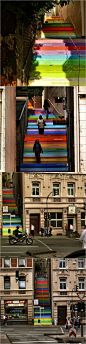 【WhatsHip】彩虹阶梯，德国艺术家 Horst Glasker 日前将城市中一座112层台阶的阶梯涂成鲜艳的彩虹色，阶梯上还印着一些随意的单词，激情、爱情、友情等。走在这样缤纷的台阶上，一低头入又眼帘的词语，可能会带给人美妙的感受吧！ 
