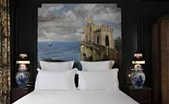 #WALLPAPER 旅行# Les Hoteliers Impertinents 近日于巴黎揭幕了第二个项目 Hôtel Monte Cristo，酒店设计以大仲马代表作《基督山伯爵》为灵感借鉴视觉元素。客房布置各具特色，壁纸描绘着异域岛屿和海域，流苏灯、各色天鹅绒和大胆印花呼应了小说主人公的履历和个性。除却现代定制家具，酒店也为各 ​​​​...展开全文c