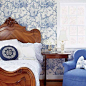 【品味青花瓷的古风意境】中国风的静谧和优雅在房间里得以充分的体现，搭配上青花瓷瓶图案的沙发和素雅的布艺，气氛更显灵动和古韵十足。 