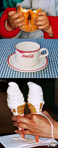 * Martin Parr 马丁·帕尔

英国纪实摄影大师，“玩世不恭”的马格南图片社主席。他的彩色胶片作品饱满艳丽，总能用全新的方式诠释我们所习以为常的事物。尤其关注消费主义文化，照片往往生动怪诞，又不失诙谐与伤心，有一种自我审视又自我嘲讽的意味。

“在以前，纪实摄影的主流定义是揭示真相，观看 ​​​​...展开全文c