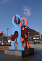 曼哈顿下城Keith Haring的彩涂钢板雕塑景观