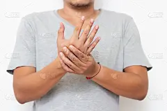 肌肉和关节疼痛的手男，周围神经病变和指尖和手掌麻木的症状，接种疫苗副作用引起的疾病，格林-巴利综合征