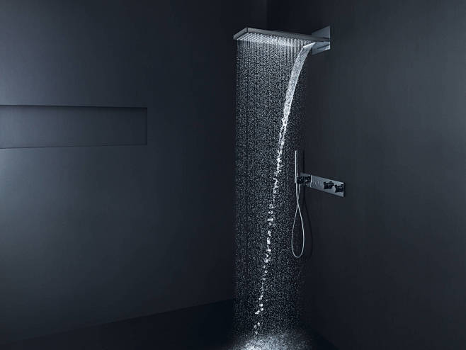方形的头顶花洒搭配瀑布般的大水流喷淋