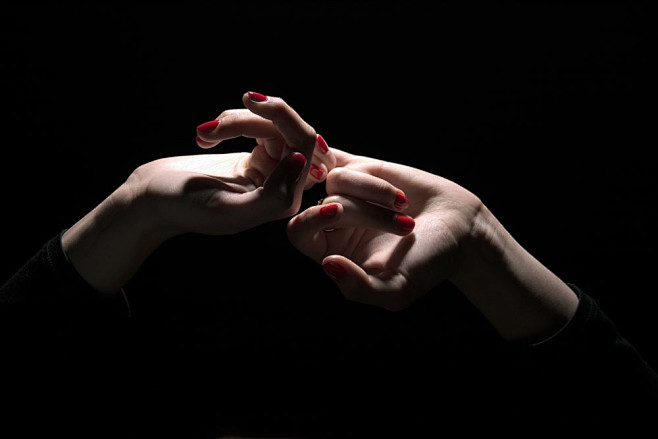 相互缠绕的手指