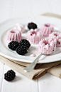 mini ice cream bundt cakes with buttermilk yOgurt blackberries & meringue#赏味期限##美食##吃货#