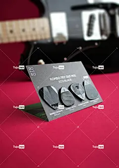 一张背景有吉他的名片