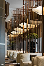 镀金不锈钢玻璃屏风，以简约之名重新演绎现代客厅高贵华丽的风范与品味。 