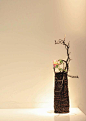 花器：日本竹篮    花材：龙枣枝 大丽菊