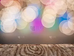空的木制透视平台与闪闪发光的抽象模糊的虚景