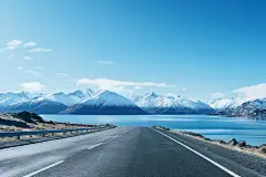 【AI数字艺术】冬季雪山湖边公路路面图片下载