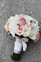 粉白的温馨握式手捧花，与白色的婚纱很配哦 来自o丁小叮o在堆糖网的分享