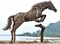 【漂流木的新生命 —— James Doran-Webb 作品】
James Doran-Webb擅长浮木木料的收集和金属的再利用，这些漂流木有的是当地人砍伐之后没来得及运走被海水冲走的，有的则是飓风拔起来摔入河中的，它们大小不一，形状各异，James Doran-Webb 将这些木头雕刻拼接以后，就成了栩栩如生的新生命。

