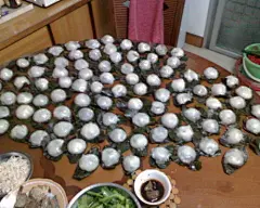 ® 清明节传统美食汇总




青团子是用一种名叫“浆麦草”的野生植物（也可以用其他绿色菜叶代替）捣烂后挤压出汁，接着取用这种汁同晾干后的水磨纯糯米粉拌匀揉和，然后开始制作团子。青团子油绿如玉，糯韧绵软，清香扑鼻，吃起来甜而不腻，肥而不腴。





枣糕又叫“子推饼”，北方一些地方用酵糟发面，夹枣蒸食。他们还习惯将枣饼制成飞燕形，用柳条串起挂在门上，可以冷食，以纪念介子推不求名利的高尚品质。






润饼菜俗称“润饼”或“擦饼”，食时铺开饼皮，再卷胡萝卜丝......