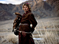 哈萨克放鹰人，蒙古 —— 巴彦乌列盖，一名哈萨克人和他训练有素的猎鹰准备狩猎。巴彦乌列盖是位于蒙古国最西部的一个省份。17世纪末部落战争结束后，一小部分哈萨克人迁入这个独立省，保存了自己的语言、文化传统和特点。