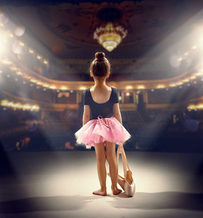 舞台上的小女孩背影