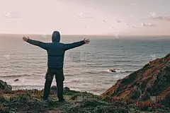旅游探索葡萄牙。卡波达罗卡的海洋和山景，真实的生活方式捕捉，旅游的概念。