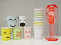 来自香港工作室Up Mug的设计，表情纸杯（Emoji Paper Cup），采用双层设计，内层有不同的颜色，而外层则可以撕下，并被分成了眼睛、鼻子、嘴巴等不同的区域，且每个区域都有若干种不同的撕法，于是，综合搭配起来，总共将可以撕出上百种表情——设计师希望，这样不但能增加趣味，也能在聚会等场合起到区分纸杯的作用。