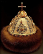 【18世纪前的俄罗斯皇冠帽】在俄罗斯帝国使用皇冠之前，一直采用的是这种黄金+貂皮+宝石搭配而成冠帽，一种非常有意思的地方特色。和皇冠一样，皇冠帽的形象也经常和金苹果、权杖一起出现在各种纹章和帝王画像上。目前现存的有7顶，都存存放于莫斯科克里姆林宫军械库中|【18世纪前的俄罗斯皇冠帽】