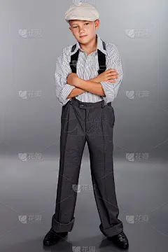 看镜头的老派男孩