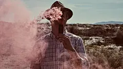 手拿彩色烟雾弹的人-人物壁纸-高清人物图片-娟娟壁纸